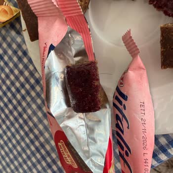 Lifalif Kırmızı Meyveli Barında Kıl Benzeri Yabancı Madde Ve Hijyen Sorunu