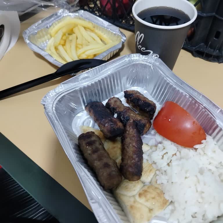 Yanmış Köfte Ve Çiğ Pilav: Sağlık Riski Ve Ücret İadesi Talebi