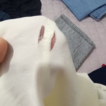 Miss Deterjanı Gömlekte Delik Bıraktı