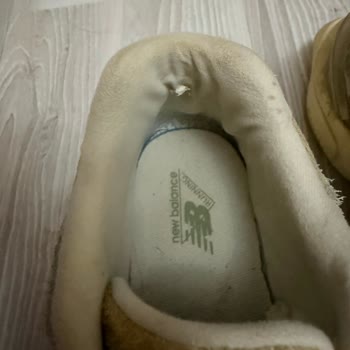 New Balance Ayakkabının Arka Kısmının Hızlı Soyulması Ve Ağrılı Vurması