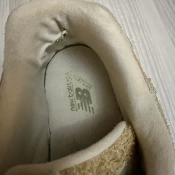 New Balance Ayakkabının Arka Kısmının Hızlı Soyulması Ve Ağrılı Vurması