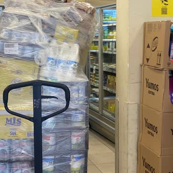 Giriş Palet Ve Ürünlerle Kapalı, Personel Yardım Etmedi
