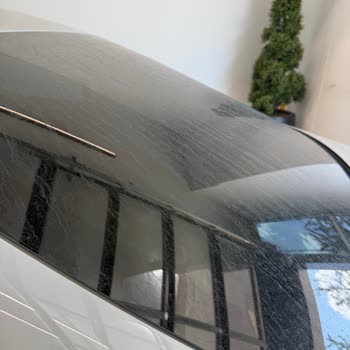 Mercedes Bostancı Mengerler Servisinde Araçta Cam Ve Boya Üzerinde Su Lekeleri Ve Boya Tozu