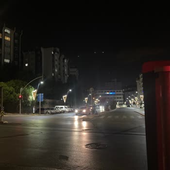 Şeyhli Mahallesi'nde Yanmayan Sokak Lambaları Trafiği Tehlikeye Atıyor