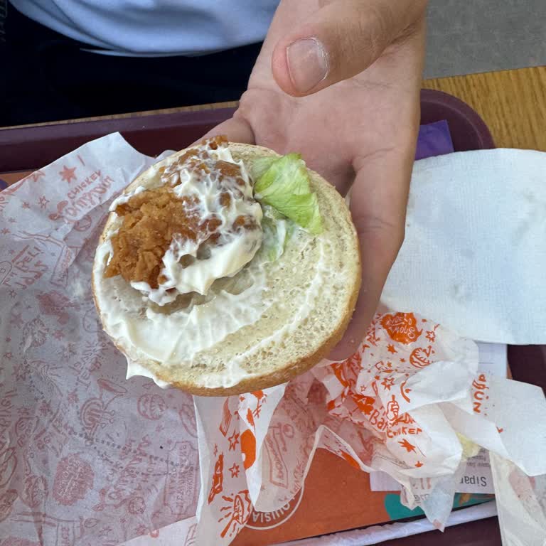 Popeyes Şubesinde Küçük Tavuk Parçaları Ve Neredeyse Boş Ekmeğiyle Porsiyon Sorunu