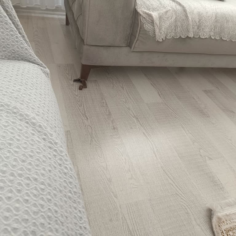 Kelebek Mobilya Üçlü Koltuk Ayağı Kırıldı, Garanti Reddi Ve Çözüm Yok