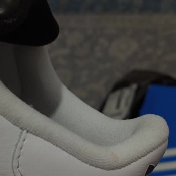 Adidas Resmi Sitesinde Hasarlı Kutu Ve Lekeli Superstar Ayakkabı