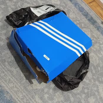 Adidas Resmi Sitesinde Hasarlı Kutu Ve Lekeli Superstar Ayakkabı