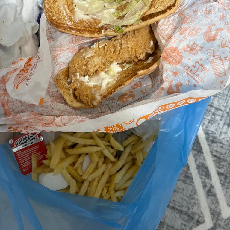 Popeyes Gümüşhane Şubesinde Menülerden Gıda Zehirlenmesi Şikayeti