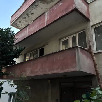 Metruk Bina Yangın Ve Çökme Riskiyle Çocukları Tehlikeye Atıyor