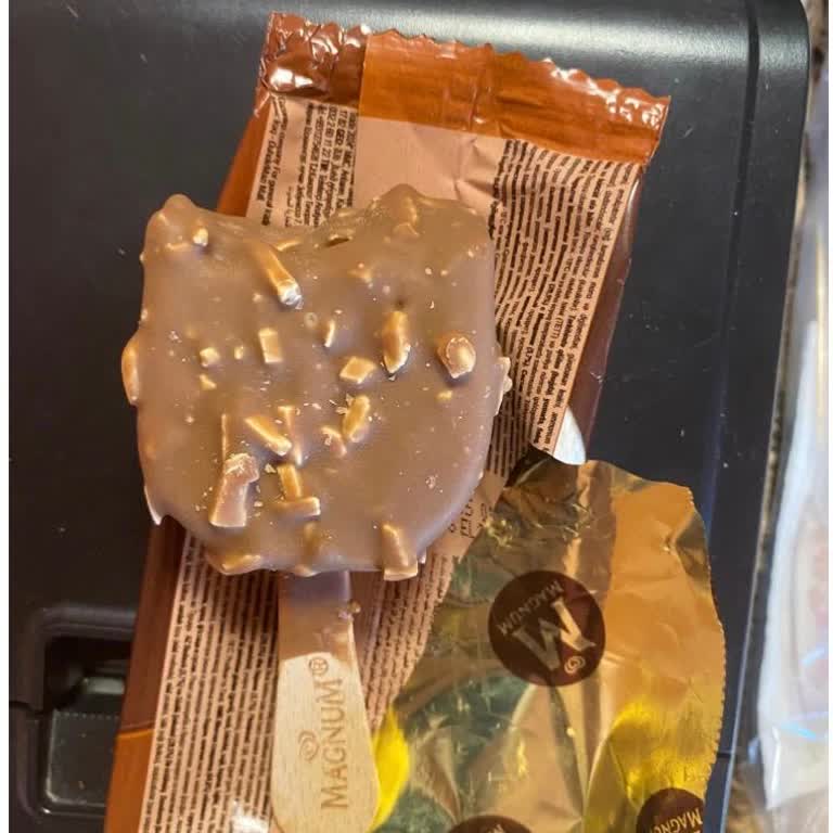Kapalı Paketli Algida Magnum Badem Dondurması Yarım Çıktı