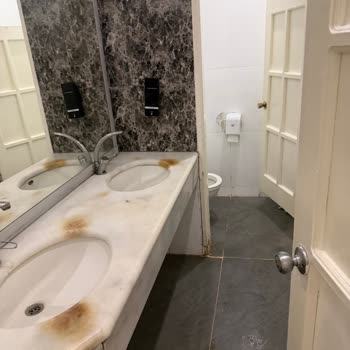 İki Buçuk Saat Bekleme, Kirli Ortam Ve Söz Verilen Hizmetlerin Yokluğu
