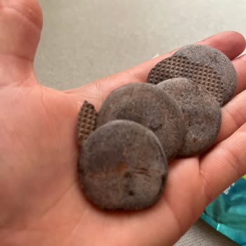 Migros Raflarında Bayat Ve Beyaz Lekeli Nane Dolgulu Bitter Çikolata