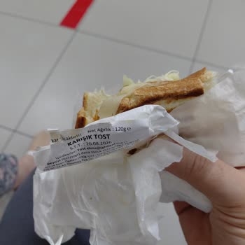 Metro Durağındaki Tostta Sucuk Eksikliği Ve Müşteri Hizmetleri Sorunu