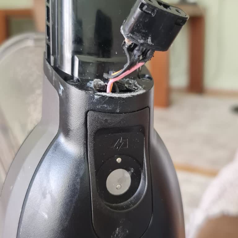 Philips XC8349/1 Dikey Süpürge Hortum Bağlantısındaki Kırık Parça İçin Garanti Talebi