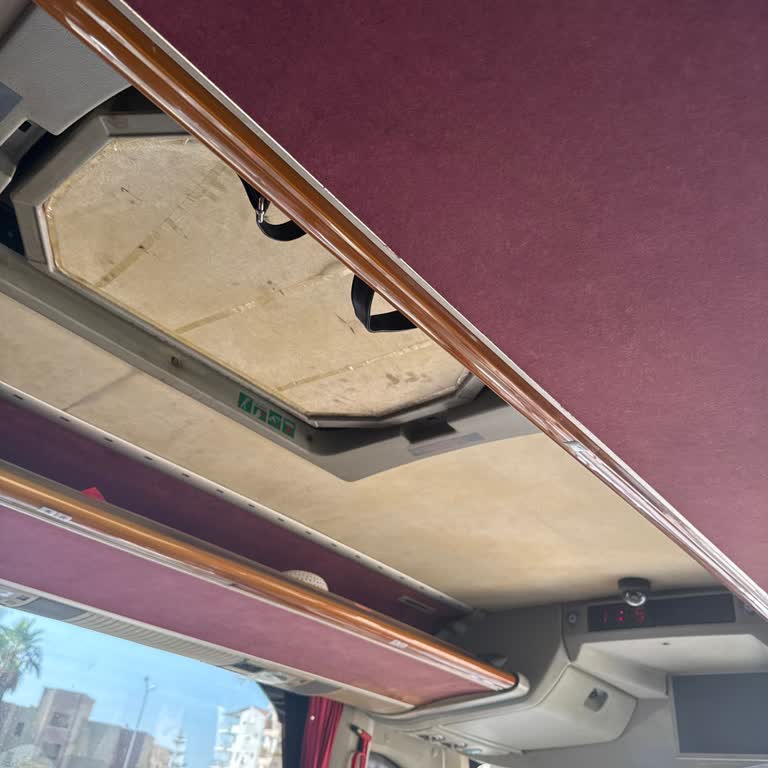 Tekli Koltuklu Yeni Otobüs Vaat Edilirken Eski, Konforsuz Araç Sunuldu