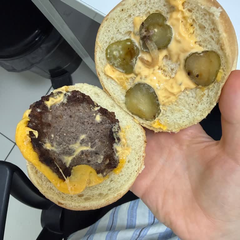 Hamburger Köftesi Küçük, Ekmek Boş: Ücret İadesi Talebi