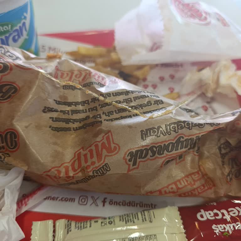 Dürüme Düşen Plastik İp: Sağlık Riski Ve Hijyen İhmali