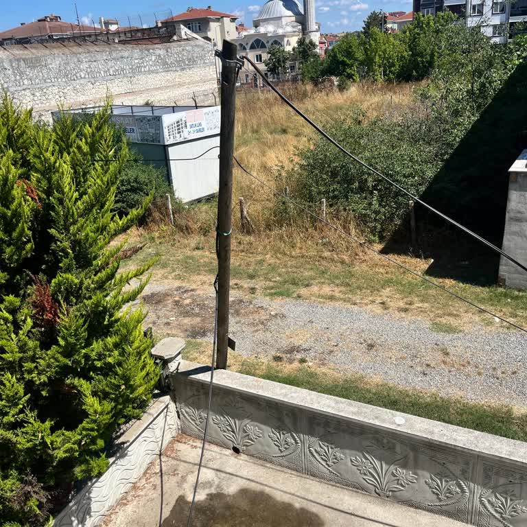 Tekirdağ Saray’da Kırık İnternet Direği Çocuk Ve Araç Güvenliğini Tehdit Ediyor