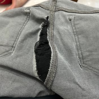 Mavi Jeans Kot Pantolonunda Ağ Bölümünden Yırtılma Ve Güven Kaybı