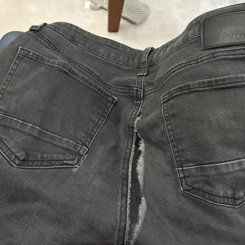 Mavi Jeans Kot Pantolonunda Ağ Bölümünden Yırtılma Ve Güven Kaybı