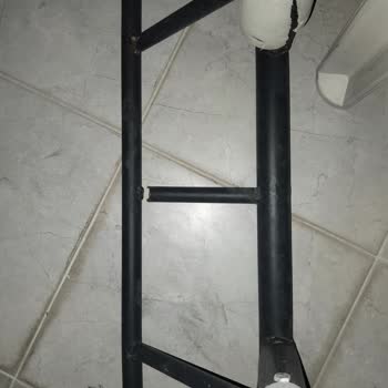 Kaynak Yerinden Kopan Çift Kişilik Salıncak Güvenlik Riskine Dönüştü