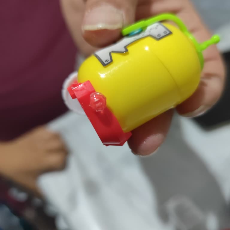 Kırık Oyuncak Çıkan Sürpriz Yumurta Nedeniyle Hayal Kırıklığı