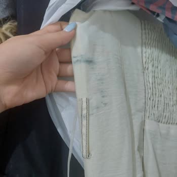 Kemer Ve Tokasındaki Boya Elbiseye Geçerek İade Talebi