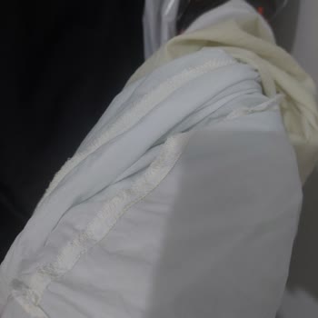 Kemer Ve Tokasındaki Boya Elbiseye Geçerek İade Talebi