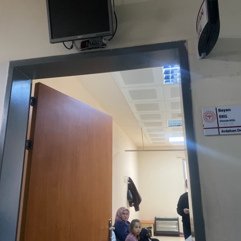 Kardiyoloji EKG Sıra Düzeni Bozuk Ve Engelli Hastalar İçin Yardım Yok