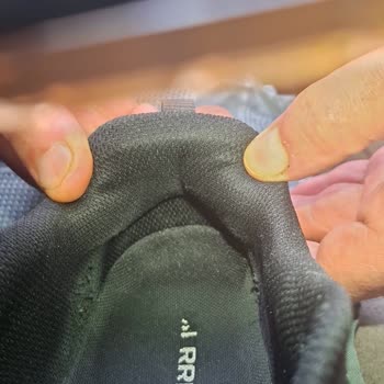 Ayakkabının Arka Delikli Bölümü Erken Yırtıldı Ve Sert Parça Ayağımı Acıtıyor