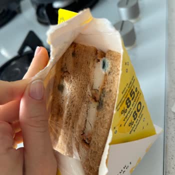 Carrefour'da Son Tüketim Tarihi Yakın Olmasına Rağmen Sandviç Küflendi