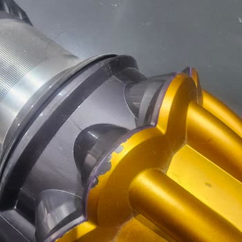 Dyson V12 Modelinde Standart Farklılığı Ve Küçük Toz Haznesi Sağlık Sorunu Yaratıyor