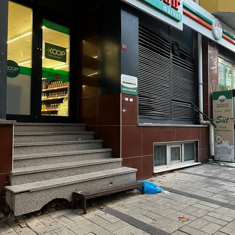 Rampa Eksikliği Nedeniyle Bebek Arabalı Müşteriler Çıkışta Zorlanıyor