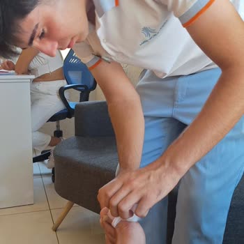 Havuzda Keskin Kenar Ve Sağlık Personeli Yokluğundan Kaynaklanan Ağır Yaralanma
