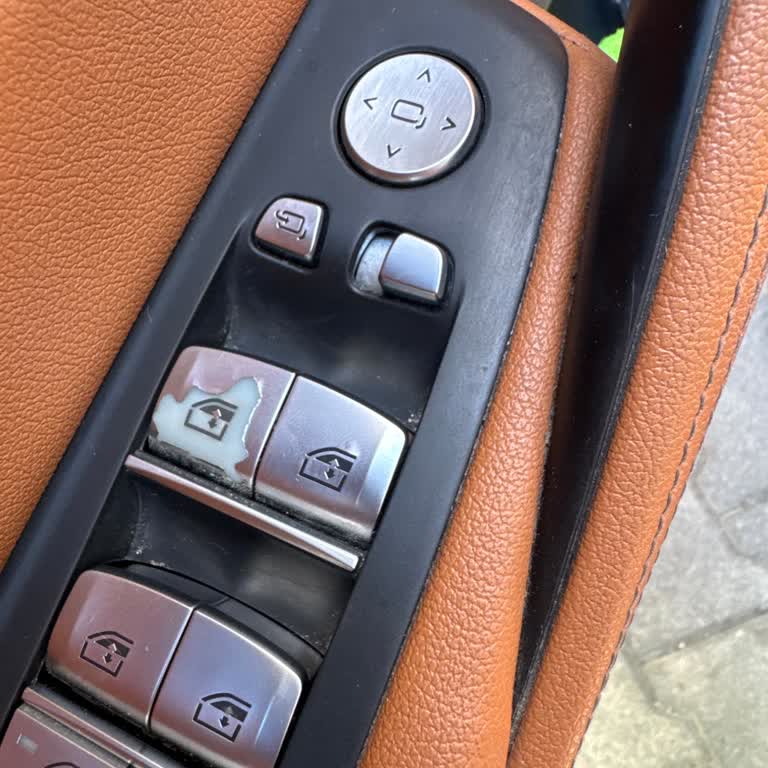 BMW 520i Sol Ön Cam Açma Tuşundaki Soyulma İçin Ücretsiz Parça Değişimi Talebi
