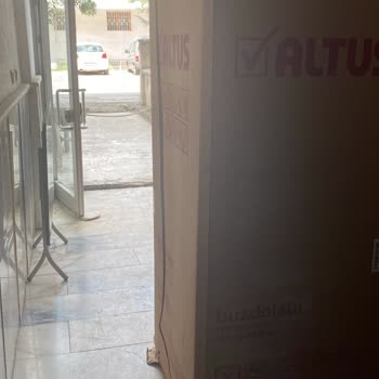 Kişi Başı 400 TL Ücret Talebi Ve Buzdolabının Kaldırımda Sürüklenerek Hasar Görmesi