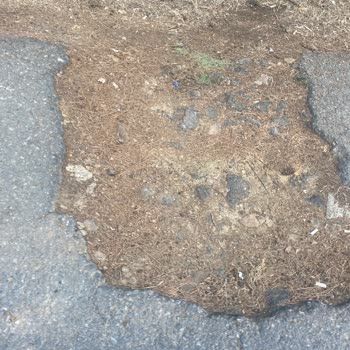 Büyükada Nizam Mahallesi’ndeki Derin Çukurlar Ve Bozuk Asfalt Acilen Onarılmalı