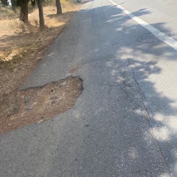Büyükada Nizam Mahallesi’ndeki Derin Çukurlar Ve Bozuk Asfalt Acilen Onarılmalı
