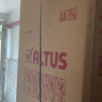 Kargo Buzdolabını Sürükleyerek Taşıdı Ve İçeri Taşıma Ücreti İstedi