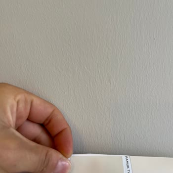 Kartelde Seçtiğim Renk Duvar Boyasıyla Uyuşmuyor