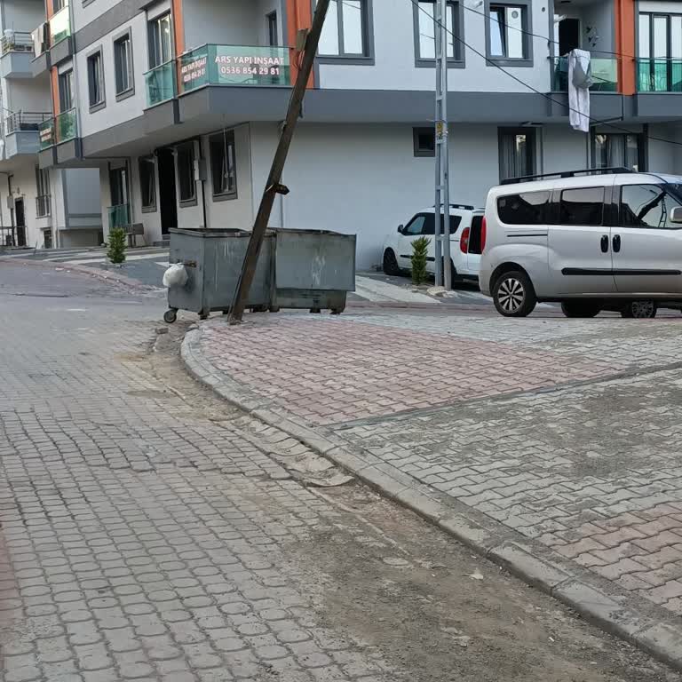 Sancaktepe’de Eğilen İnternet Direği Acil Güvenlik Riski, Türk Telekom’dan Cevap Bekleniyor