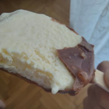 Magnum Dondurmasının Çikolata Kaplaması Ve İç Yapısındaki Bozukluklar
