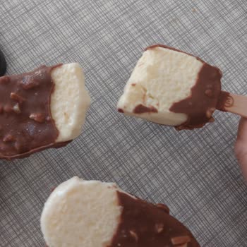 Magnum Dondurmasının Çikolata Kaplaması Ve İç Yapısındaki Bozukluklar