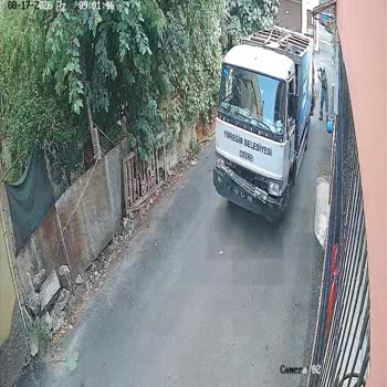 Yüreğir Belediyesi Çöp Kamyonunun Pis Suyu Sokaklarına Dökülmesi Halkı Nefret Ettiriyor