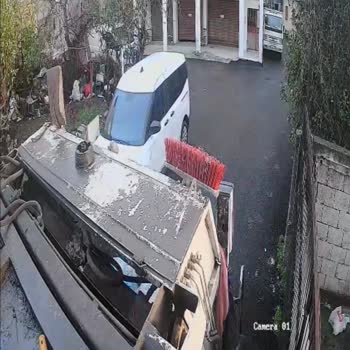 Yüreğir Belediyesi Çöp Kamyonunun Pis Suyu Sokaklarına Dökülmesi Halkı Nefret Ettiriyor