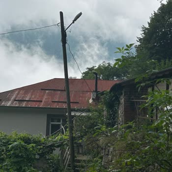 Çoruh Edaş’ın Eski Çürük Ahşap Direklerinden Kaynaklanan Sürekli Voltaj Düşüşü Ve Güvenlik Sorunu
