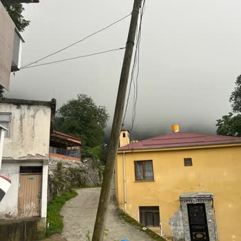 Çoruh Edaş’ın Eski Çürük Ahşap Direklerinden Kaynaklanan Sürekli Voltaj Düşüşü Ve Güvenlik Sorunu