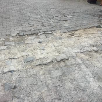 Doğalgaz Çalışması Sonrası Bozulan Zemin Çocuklar İçin Güvenlik Tehlikesi