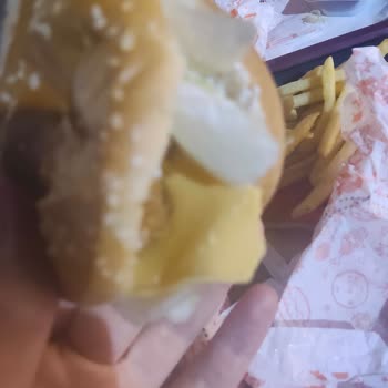 Çekmeköy Popeyes Şubesinde Donmuş Peynirli Sandviç Sorunu